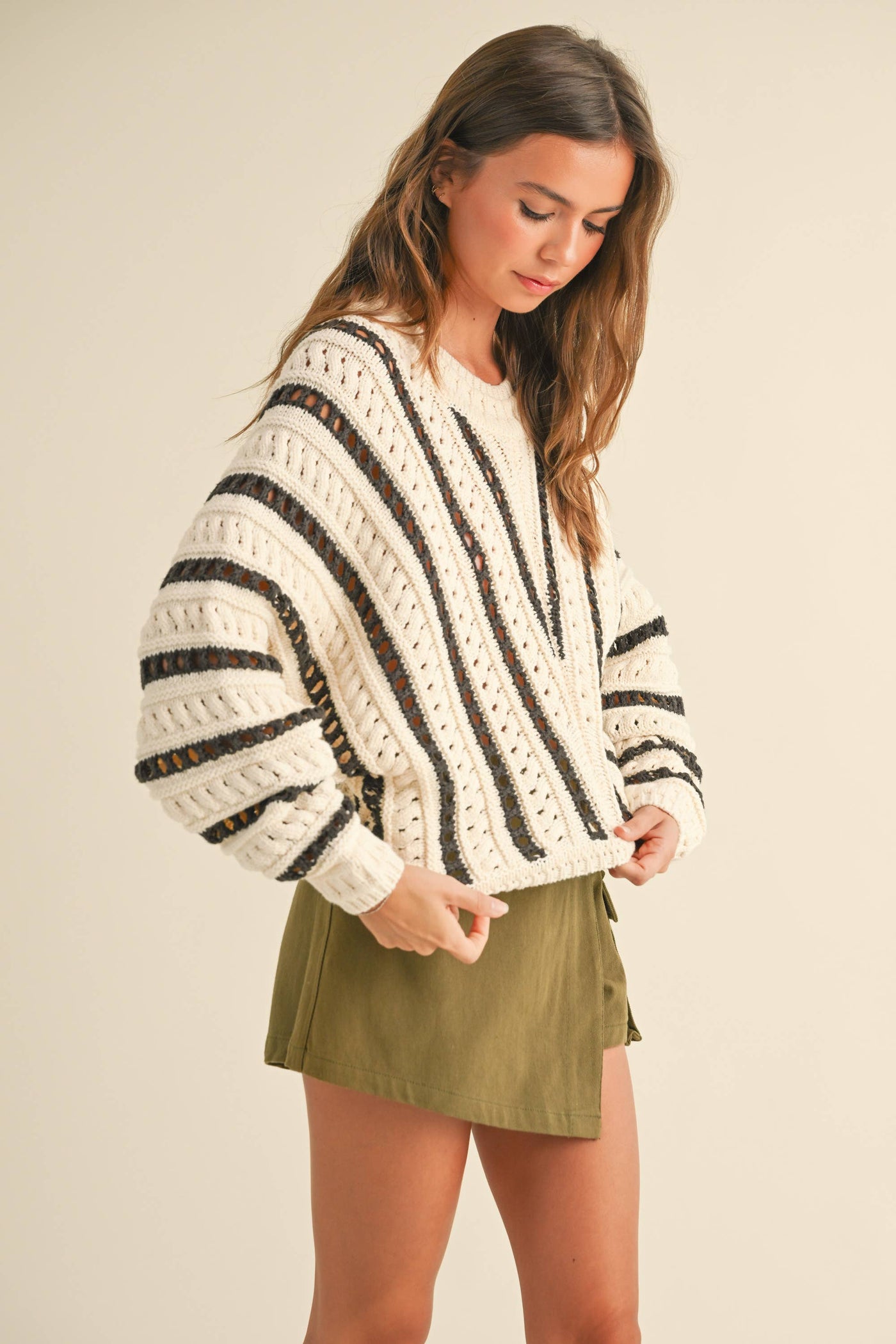 MIOU MUSE - T3945  ROUND NECK BRAIDED DETAIL SWEATER TOP: WHITE/CHARCOAL / S