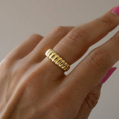 Sami Jewels - Fluted Statement Ring: Gold / 5