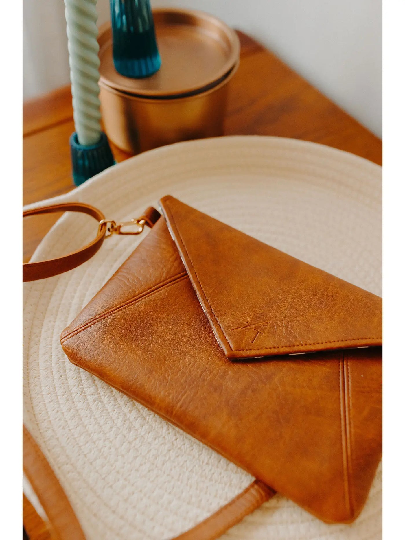 Bytavi : Kimnai Envelope Crossbody Bag